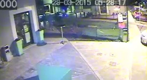 Posta su Facebook il video dei ladri mentre rubano (ancora) nel suo bar