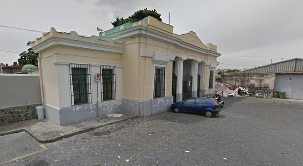 Covid a Torre del Greco: il sindaco chiude il cimitero di pomeriggio