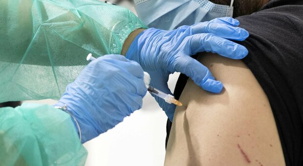 Si fa vaccinare 10 volte in un giorno per dare il certificato ai no-vax (che lo pagavano)