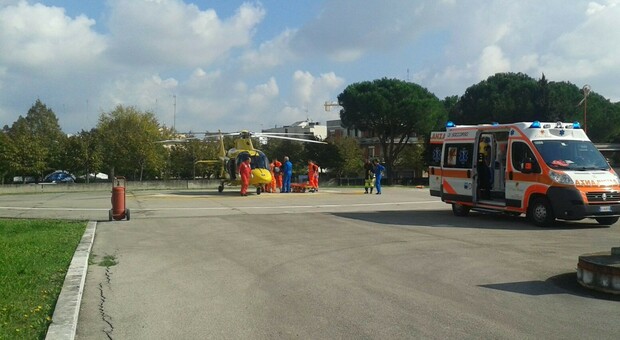 Auto parcheggiata si "sfrena" e finisce contro un muro, grave un bambino: trasferito in eliambulanza a Roma
