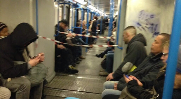 Roma-Lido, piove dentro al treno: i macchinisti transennano il passaggio tra le carrozze