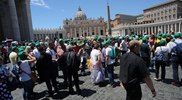 I turisti dentro ai Musei Vaticani e fuori il ladro svaligia la loro auto