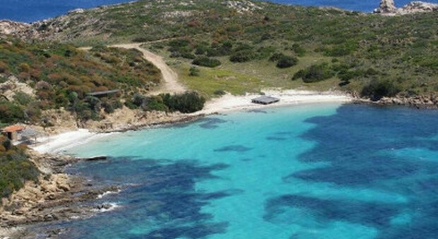 Turista lombardo di 34 anni muore in vacanza in Sardegna: stroncato da un ictus in spiaggia