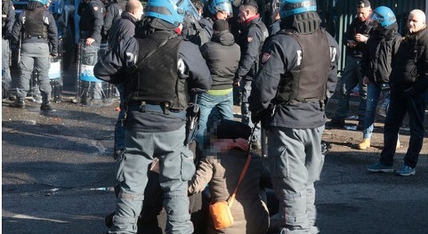 Roma, occupato istituto religioso: per protesta bloccano via Tiburtina. Colpito un agente