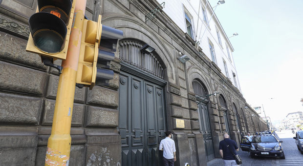 Napoli, choc a Poggioreale: detenuto tenta di impiccarsi in cella, salvato