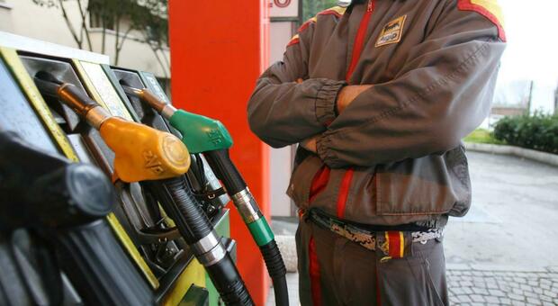 Prezzo benzina continua a salire: verde vicina a 1,89 euro al litro. Scende il gasolio