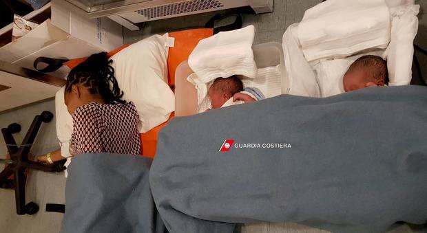 Migranti, 3 bimbi nati in navigazione verso Catania