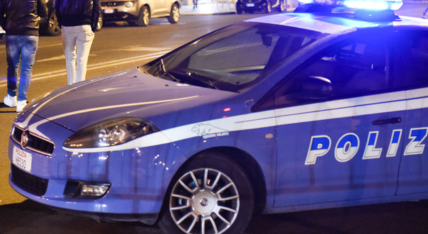 Roma, fuggono all’alt, speronano volante e finiscono contro auto in sosta: arrestati due fratelli
