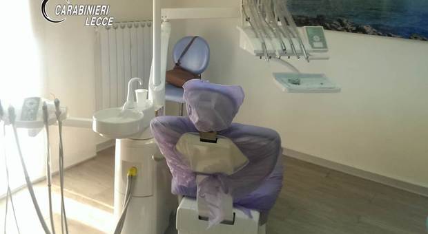 Falso dentista denunciato: il blitz di fronte ai clienti in coda