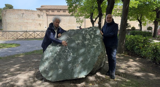 "Meteorite, gemello": la scultura di Icaro incontra la poesia di D'Elia per una doppia inaugurazione