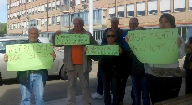 Rieti, Nefrologia smantellata: sale la protesta all'ospedale de Lellis