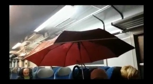 Tratta Benevento-Napoli, piove nei vagoni: ombrelli aperti