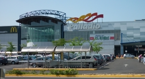 Una veduta esterno del centro commerciale Palladio