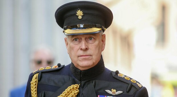 Principe Andrea, la regina Elisabetta revoca al figlio i titoli militari: il caso Epstein scuote Buckingham Palace
