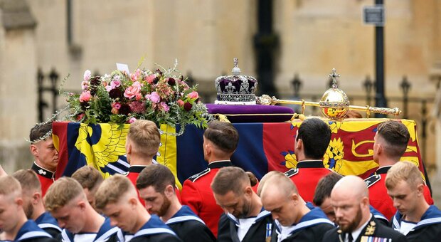 Funerali Elisabetta II, per volontà di Carlo la madre verrà sepolta con una corona funebre che omaggia anche il principe Filippo