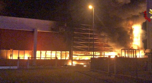 Maxi incendio nella notte alla Vibo spa: capannone da 10mila metri quadri distrutto, danni gravissimi