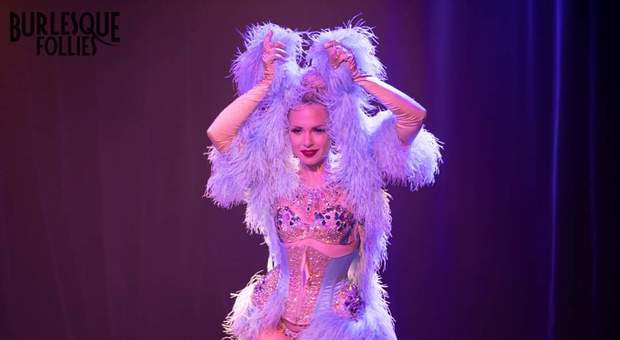 Suprema, la campionessa mondiale di burlesque Holly’s Good in un Dinner Show al Teatro Centrale