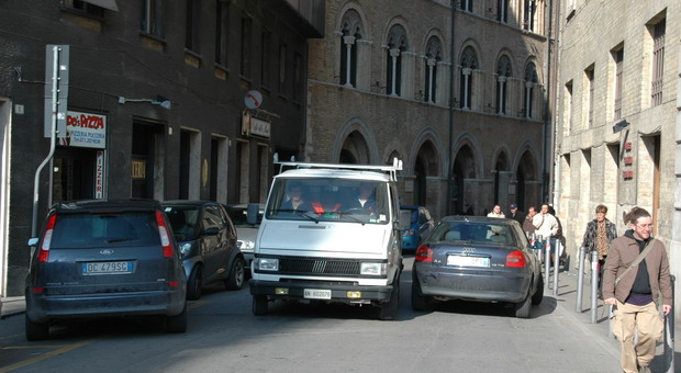 Amerigo Vespucci, caos traffico in via della Loggia: «Siamo assediati dalle auto: dove sono i vigili?»