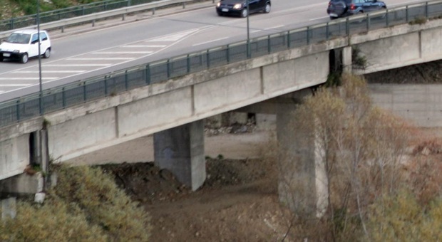 Ragazza di 24 anni si butta dal ponte e precipita in autostrada: gravissima
