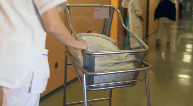 Muore a 31 anni durante il travaglio in sala parto: salva la neonata