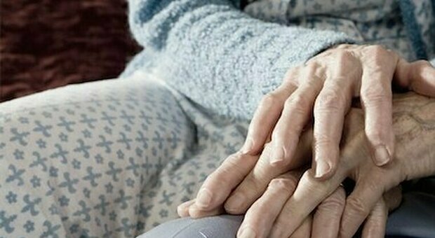«Da sola non ci voglio stare», e l'ospedale di Foggia crea una stanza matrimoniale per due anziani
