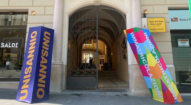 L'ingresso di una delle sedi di UniSannio in centro storico a Benevento
