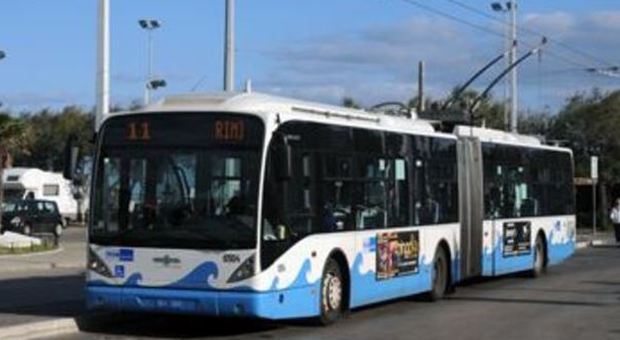 Rimini, molesta un bimbo sul bus e rischia il linciaggio: arrestato