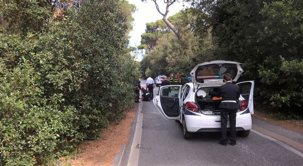 Roma, auto sbanda e finisce contro albero a Ostia: conducente trovato morto dopo diverse ore