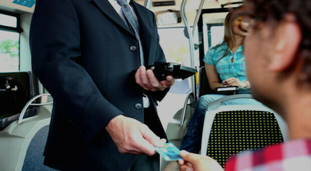 Beccata sul bus senza biglietto: la 29enne reagisce con spintoni e calci ai controllori