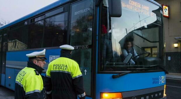 Una donna alla guida dell'autobus, dai ragazzini parte il coro choc: «Stupro, stupro». Scoppia il caso