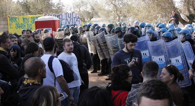 Lecce, blitz della polizia nel cantiere: allontanati con forza i manifestanti