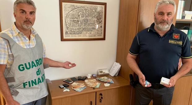 Civitanova, cocaina pronta da spacciare ed hashish in casa: arrestati due tunisini