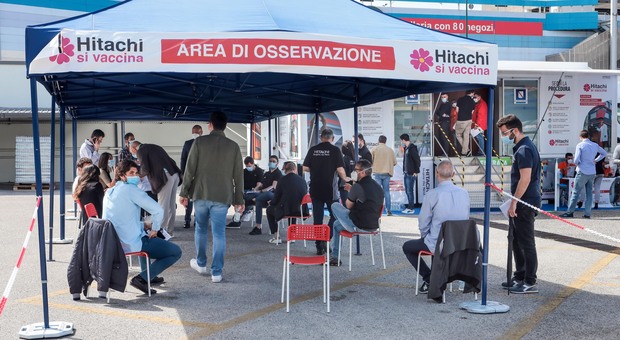 Vaccini in azienda a Napoli, in tre giorni dipendenti immunizzati da Hitachi