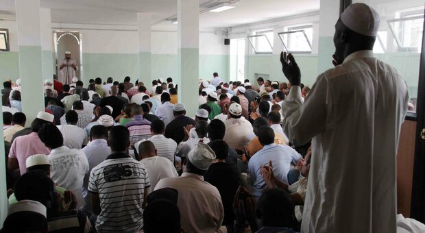 Centro islamico, violenta rissa dopo la preghiera: un fedele aggredisce l'Imam