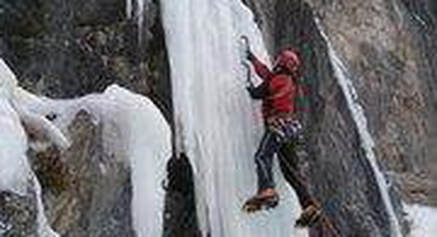 Bloccati in montagna dal ghiaccio: due giovani portati in salvo