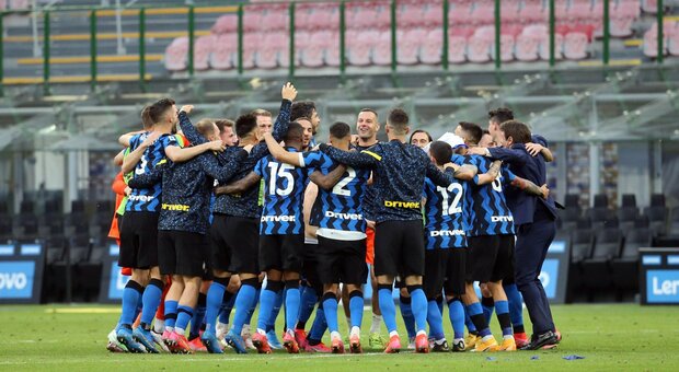 L'Inter fa gran festa con la Samp: 5-1 per celebrare il 19° scudetto