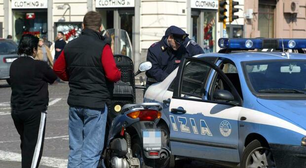Napoli, ruba in un negozio di piazza Garibaldi vestiti e scarpe: arrestato 46enne immigrato irregolare