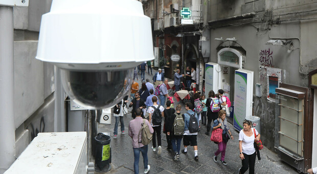 Patto per Napoli, falsa partenza tra caos movida e telecamere