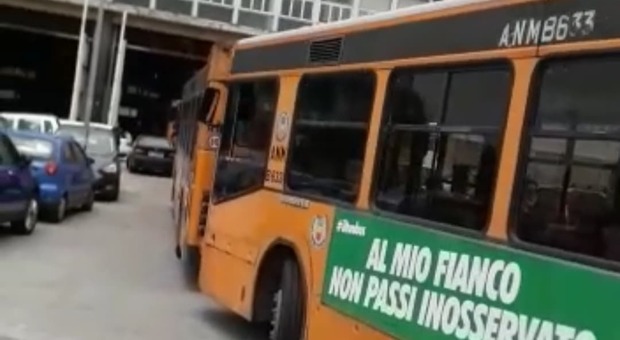 Coronavirus a Napoli, autobus fermi: «Mancano materiali per la sanificazione»
