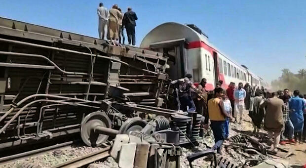 Scontro frontale tra due treni, orrore in Egitto: 32 passeggeri morti e 66 feriti