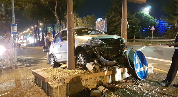 Napoli, perde il controllo dell'auto e si schianta: investite due donne