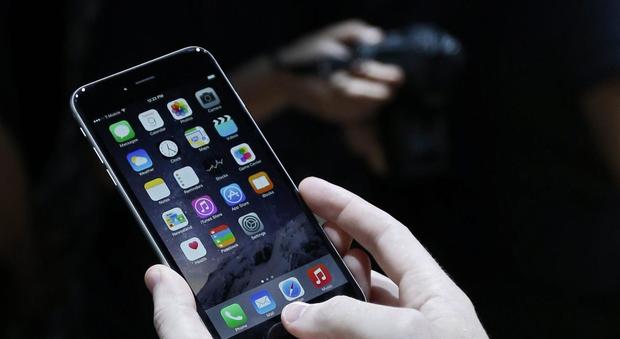 Calci e pugni per rapinare l'iPhone: due fermati, si cerca un complice