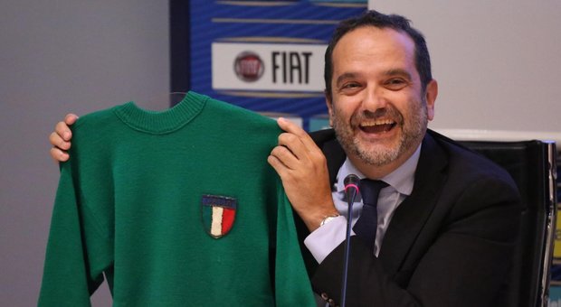 Nazionale in maglia verde e Serie A multicolor, ira dei tifosi per un calcio senza storia
