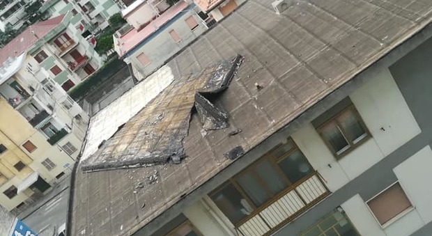 Vento forte, nel quartiere Palazzine si staccano le coperture dei tetti