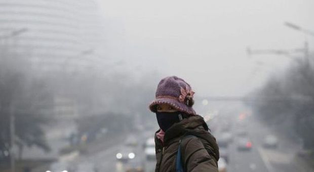 Lo smog soffoca la Cina, per la prima volta un uomo denuncia il governo: «Qui si muore»