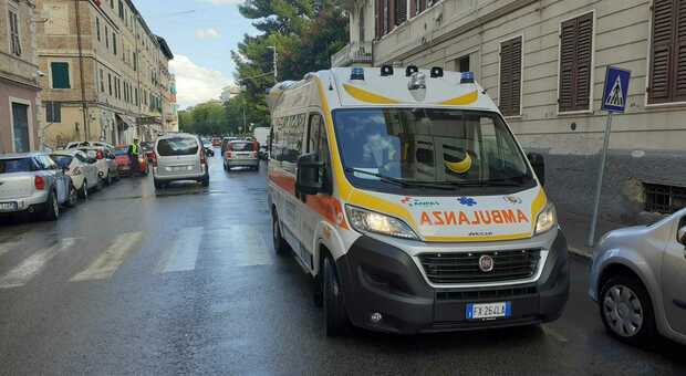 L'ambulanza della Croce Gialla di Ancona in corso Amendola