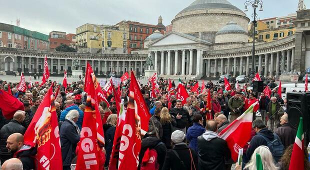 Cgil Campania, più di duemila in piazza del Plebiscito per lo sciopero generale