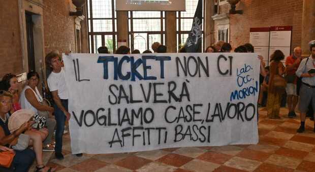 Venezia dice sì al ticket d'ingresso: partirà nel 2024, costerà 5 euro. Proteste in Consiglio. Brugnaro: «Qualcosa di concreto»