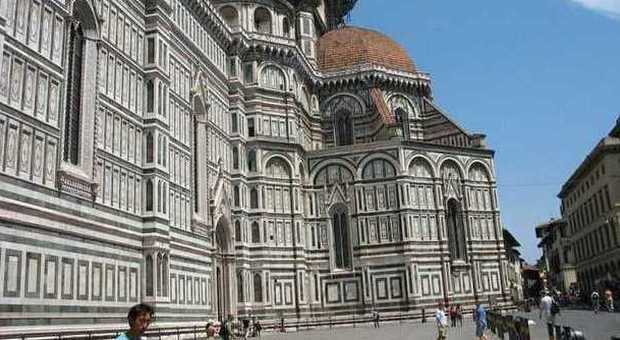 Firenze, fece pipì sul sagrato del Duomo, individuato grazie a Facebook: «Chiedo scusa a tutti»