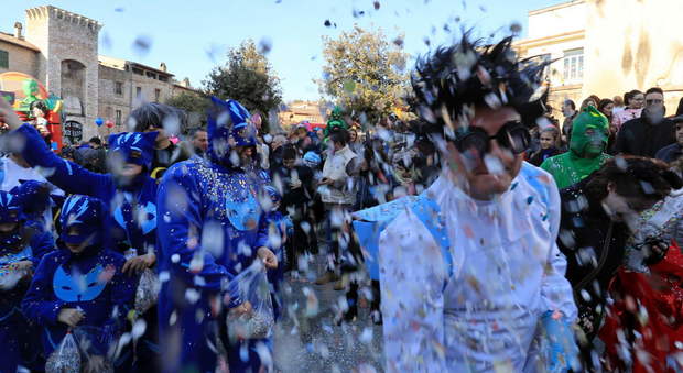 Foligno, il Carnevale dei Ragazzi di Sant'Eraclio batte anche il freddo: boom di presenze